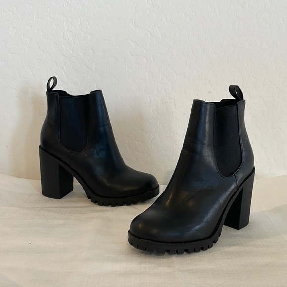SODA CHELSEA BLACK HEELED BOOTS SIZE 6.5 - Picture 1 of 6